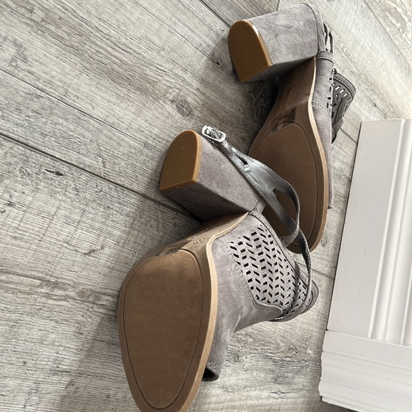 Size 8 American eagle heels - Picture 2 of 3